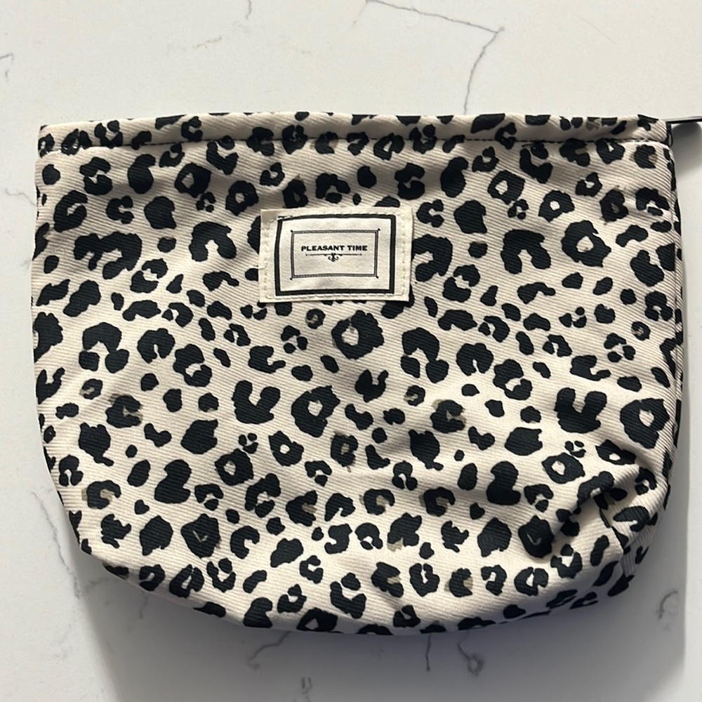 💜 White Leopard Makeup Bag